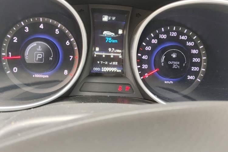 Used Hyundai Santa Fe 2013 2.4L Automatic 2WD Comfort Edition Odometer Close Up