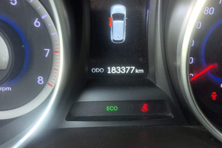 Used Hyundai Santa Fe 2013 2.4L Automatic Two-Wheel Drive Smart Version Odometer Close Up