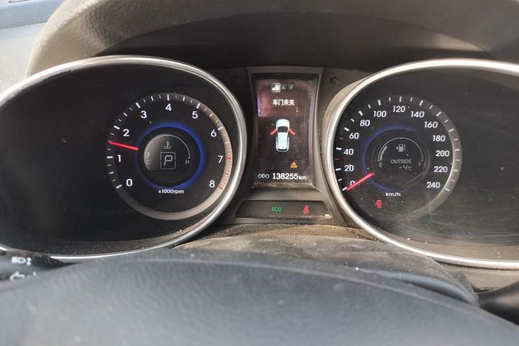 Used Hyundai Santa Fe 2013 Revised Version 2.4L Automatic All-Wheel Drive Luxury Trim Odometer Close Up