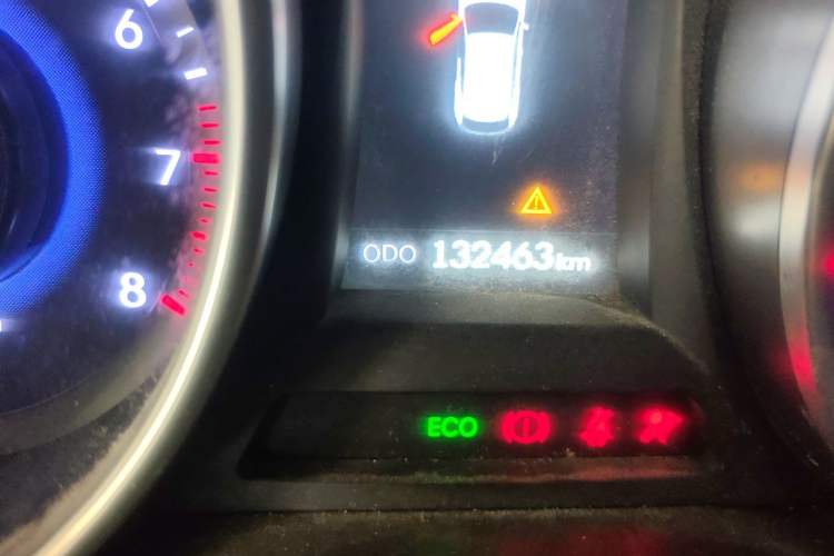 Used Hyundai Santa Fe 2013 2.4L Automatic Two-Wheel Drive Smart Version Odometer Close Up