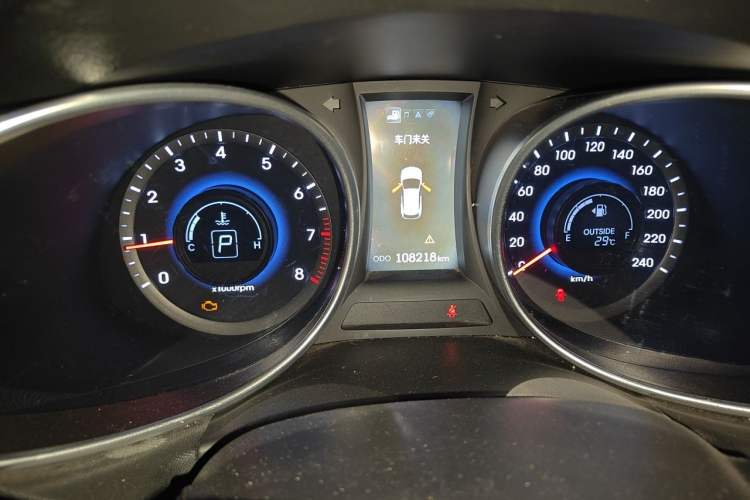 Used Hyundai Santa Fe 2013 2.4L Automatic Two-Wheel Drive Smart Version Odometer Close Up