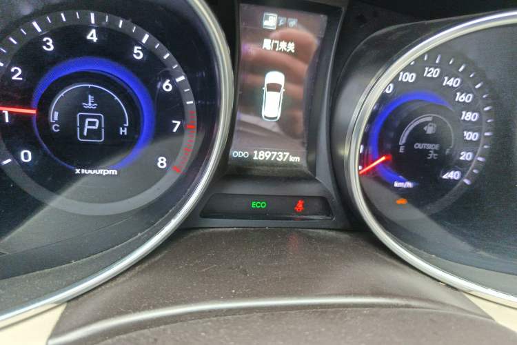 Used Hyundai Santa Fe 2013 2.4L Automatic Two-Wheel Drive Smart Version Odometer Close Up