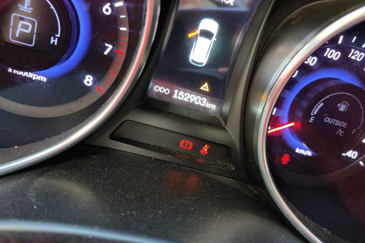 Used Hyundai Santa Fe 2013 2.4L Automatic 4x4 Prestige Edition Odometer Close Up