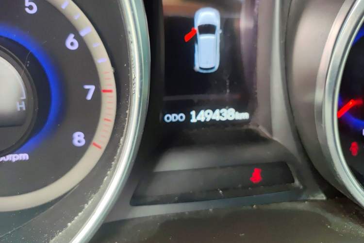 Used Hyundai Santa Fe 2013 2.4L Automatic Two-Wheel Drive Smart Version Odometer Close Up