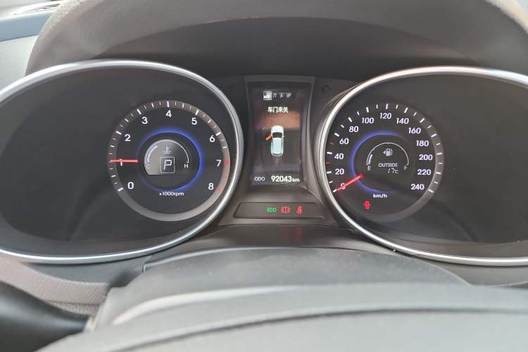 Used Hyundai Santa Fe 2013 2.4L Automatic Two-Wheel Drive Smart Version Odometer Close Up