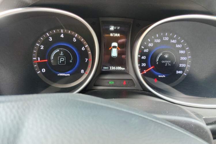 Used Hyundai Santa Fe 2013 2.4L Automatic Two-Wheel Drive Smart Version Odometer Close Up