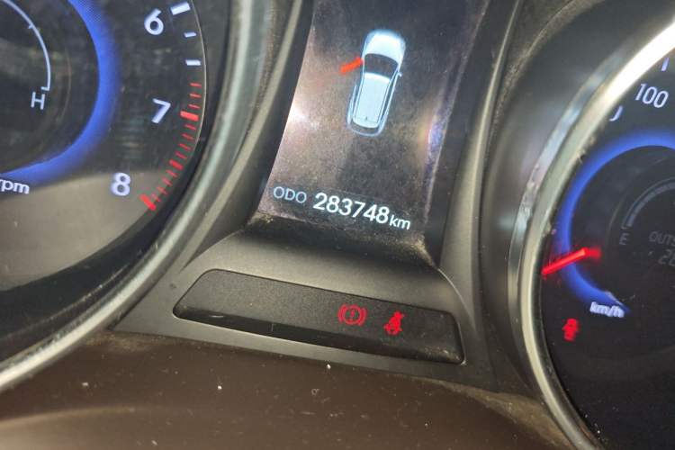 Used Hyundai Santa Fe 2013 2.4L Automatic 4x4 Smart Version Odometer Close Up