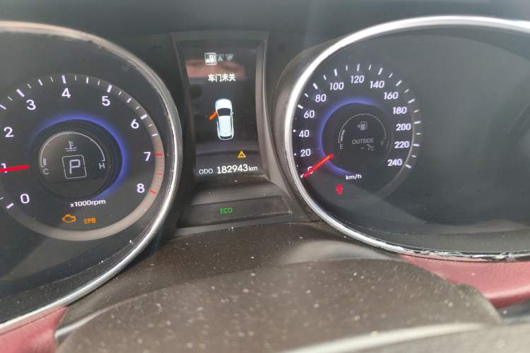 Used Hyundai Santa Fe 2013 2.0T Automatic All-Wheel Drive Prestige Version Odometer Close Up