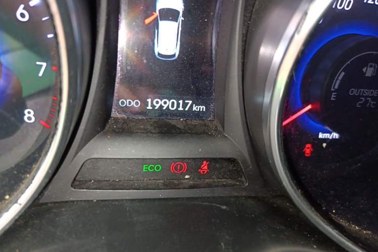 Used Hyundai Santa Fe 2013 2.4L Automatic 4x4 Prestige Edition Odometer Close Up