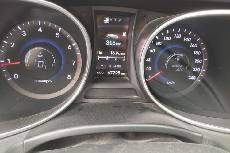 Used Hyundai Santa Fe 2013 2.4L Automatic Two-Wheel Drive Smart Version Odometer Close Up