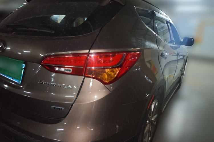 Used Hyundai Santa Fe 2013 2.0T Automatic All-Wheel Drive Top Trim Rear Right 45 Deg