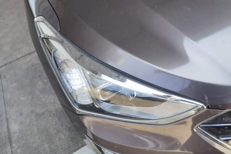 Used Hyundai Santa Fe 2013 2.4L Automatic Two-Wheel Drive Smart Version Right Front Headlight