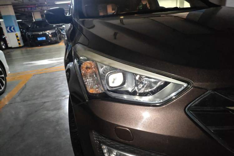Used Hyundai Santa Fe 2013 2.0T Automatic All-Wheel Drive Top Trim Right Front Headlight