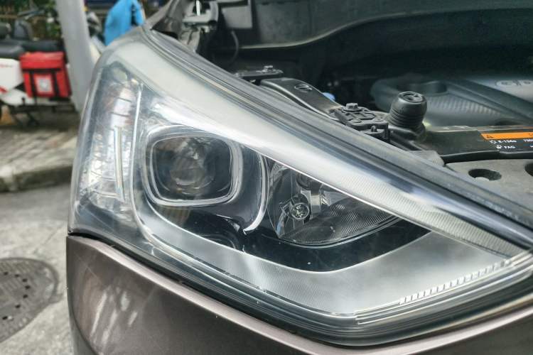 Used Hyundai Santa Fe 2013 Revised Version 2.4L Automatic All-Wheel Drive Luxury Trim Right Front Headlight