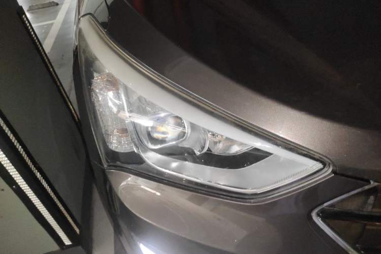 Used Hyundai Santa Fe 2013 2.4L Automatic Two-Wheel Drive Smart Version Right Front Headlight