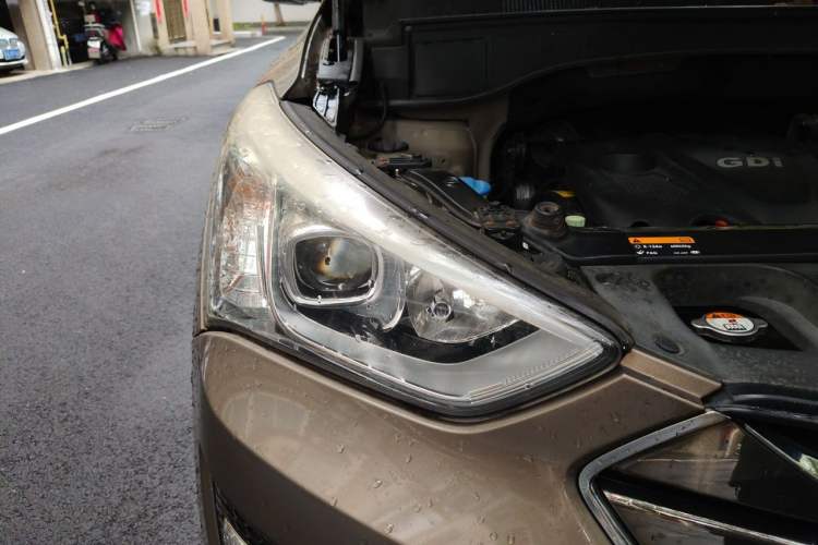 Used Hyundai Santa Fe 2013 2.4L Automatic Two-Wheel Drive Smart Version Right Front Headlight