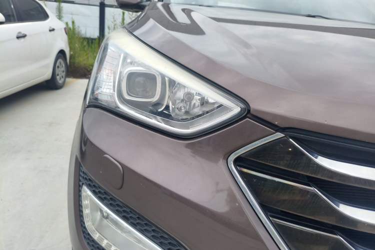 Used Hyundai Santa Fe 2013 2.0T Automatic All-Wheel Drive Top Trim Right Front Headlight