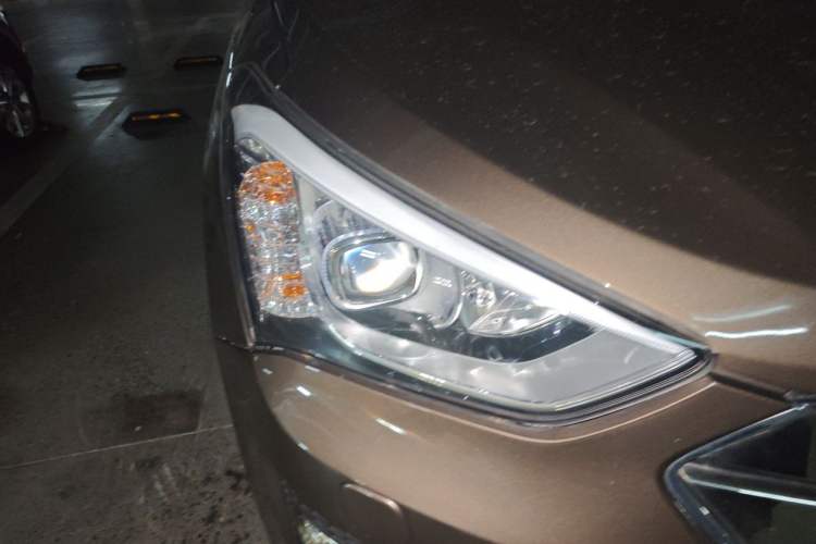Used Hyundai Santa Fe 2013 2.0T Automatic All-Wheel Drive Top Trim Right Front Headlight