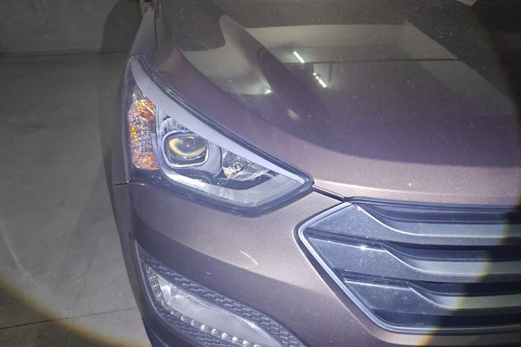 Used Hyundai Santa Fe 2013 2.4L Automatic 4x4 Prestige Edition Right Front Headlight