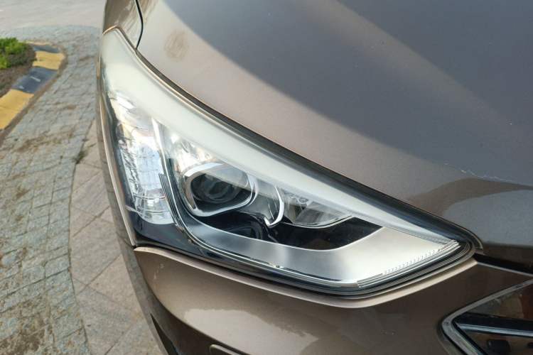 Used Hyundai Santa Fe 2013 2.4L Automatic 4x4 Prestige Edition Right Front Headlight