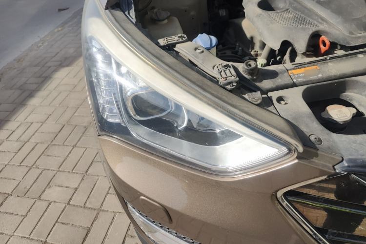 Used Hyundai Santa Fe 2013 Revised Version 2.4L Automatic All-Wheel Drive Luxury Trim Right Front Headlight