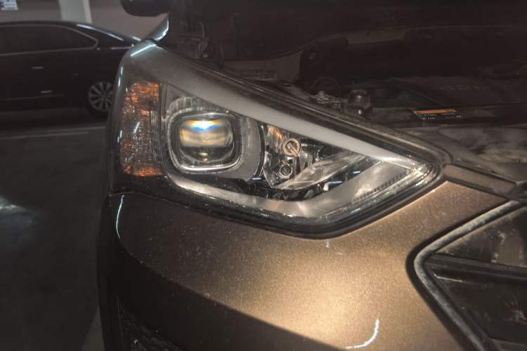 Used Hyundai Santa Fe 2013 Revised Version 2.4L Automatic All-Wheel Drive Luxury Trim Right Front Headlight