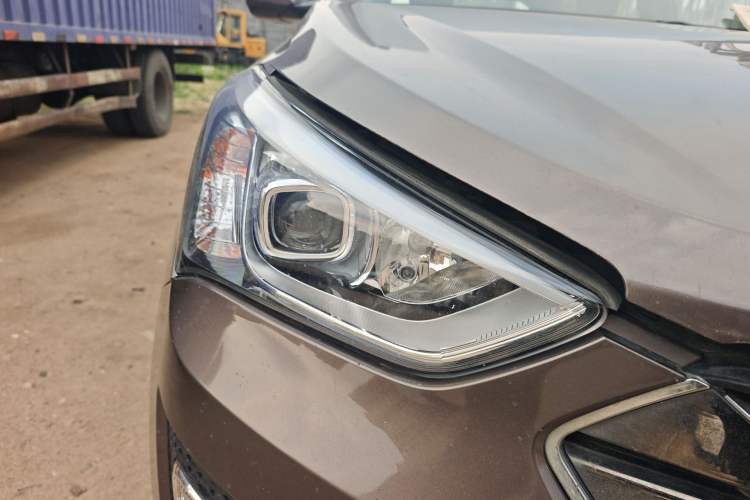 Used Hyundai Santa Fe 2013 2.4L Automatic Two-Wheel Drive Smart Version Right Front Headlight