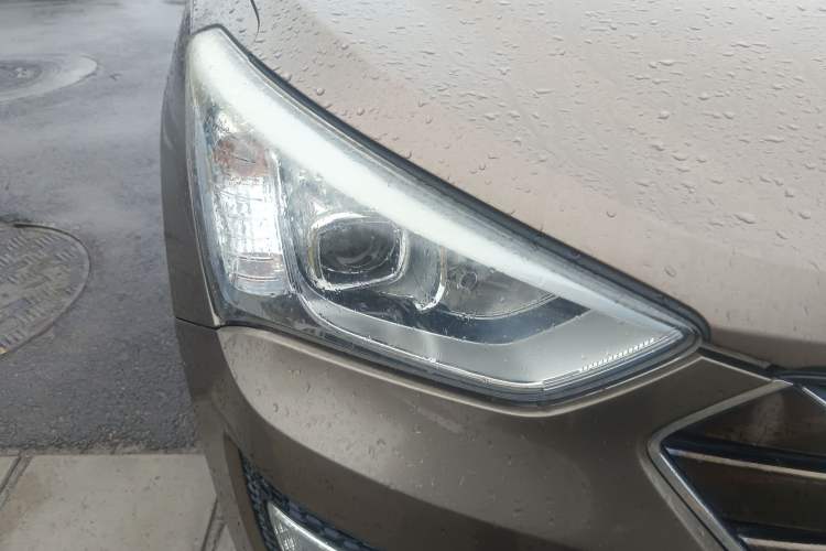 Used Hyundai Santa Fe 2013 2.4L Automatic Two-Wheel Drive Smart Version Right Front Headlight