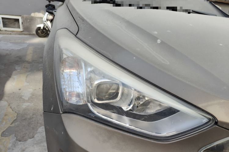 Used Hyundai Santa Fe 2013 2.4L Automatic 4x4 Prestige Edition Right Front Headlight