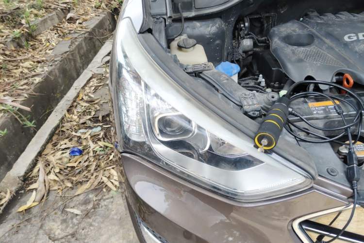 Used Hyundai Santa Fe 2013 2.4L Automatic Two-Wheel Drive Smart Version Right Front Headlight