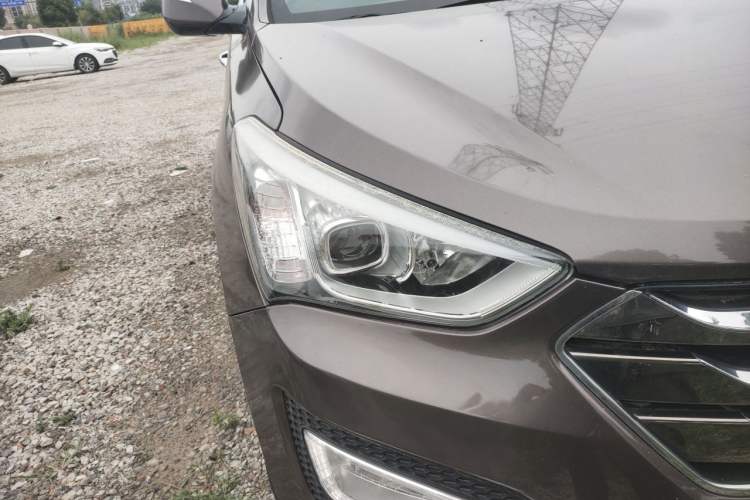Used Hyundai Santa Fe 2013 2.4L Automatic Two-Wheel Drive Smart Version Right Front Headlight