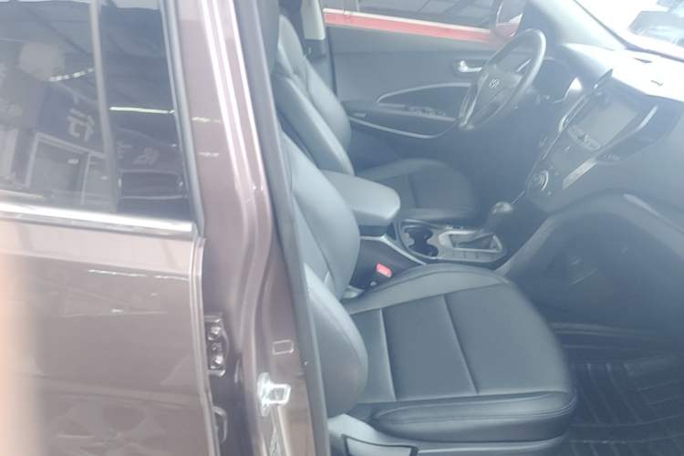 Used Hyundai Santa Fe 2013 2.4L Automatic Two-Wheel Drive Smart Version Right Front Seat