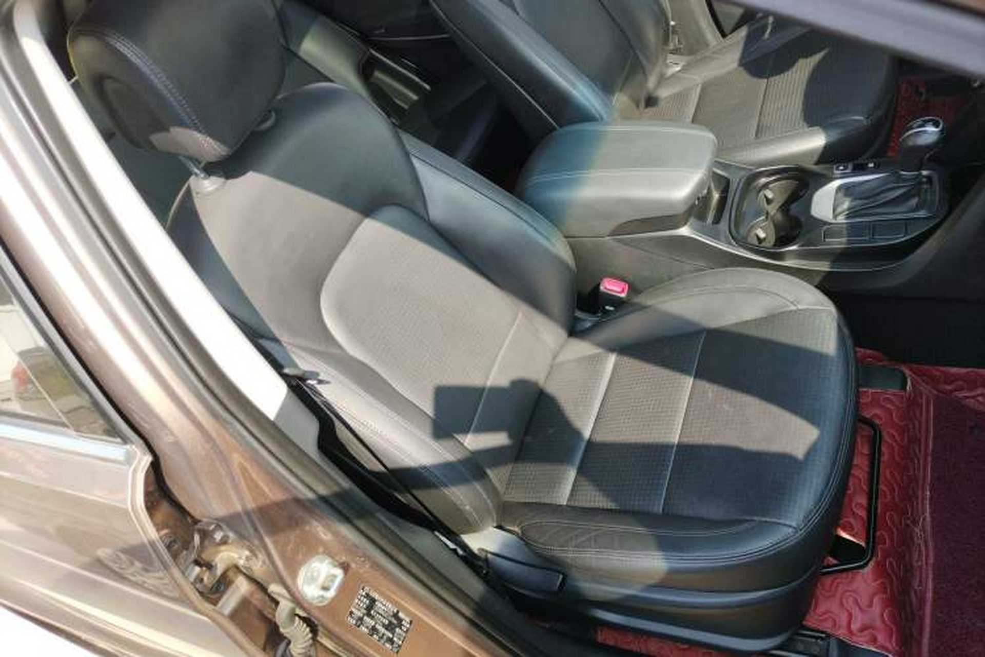 Used Hyundai Santa Fe 2013 2.4L Automatic Two-Wheel Drive Smart Version Right Front Seat