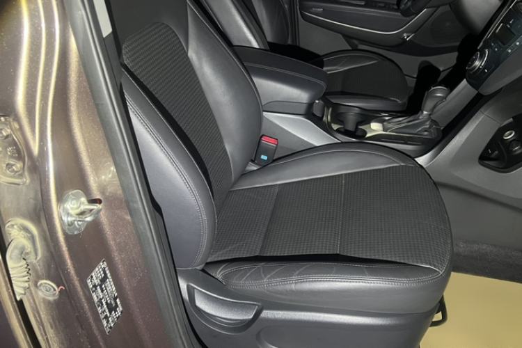 Used Hyundai Santa Fe 2013 2.4L Automatic Two-Wheel Drive Smart Version Right Front Seat
