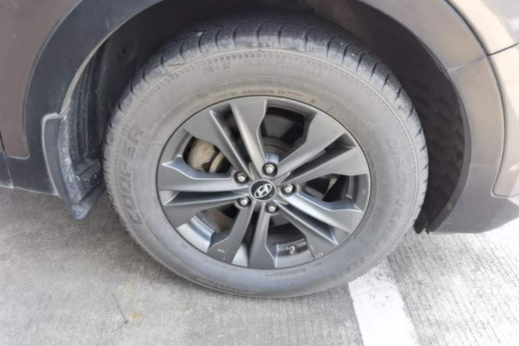 Used Hyundai Santa Fe 2013 2.4L Automatic Two-Wheel Drive Smart Version Right Front Wheel Hub