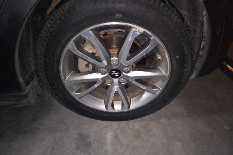 Used Hyundai Santa Fe 2013 2.0T Automatic All-Wheel Drive Top Trim Right Front Wheel Hub