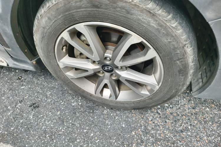 Used Hyundai Santa Fe 2013 Revised Version 2.4L Automatic All-Wheel Drive Luxury Trim Right Front Wheel Hub