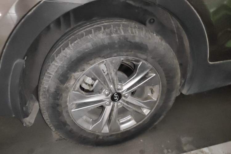 Used Hyundai Santa Fe 2013 2.4L Automatic Two-Wheel Drive Smart Version Right Front Wheel Hub