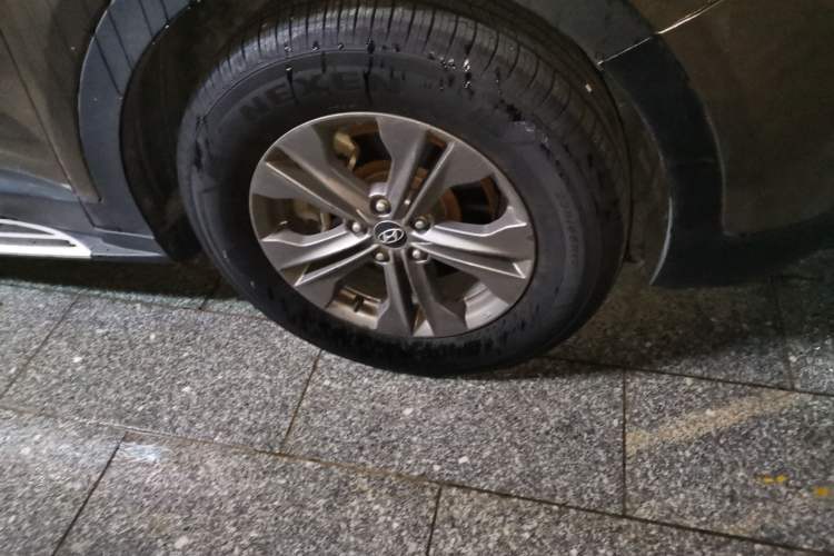 Used Hyundai Santa Fe 2013 2.4L Automatic Two-Wheel Drive Smart Version Right Front Wheel Hub