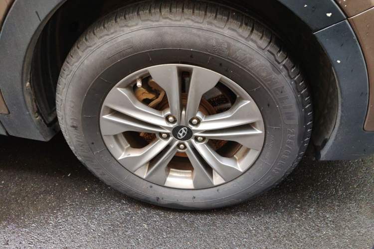 Used Hyundai Santa Fe 2013 2.4L Automatic Two-Wheel Drive Smart Version Right Front Wheel Hub