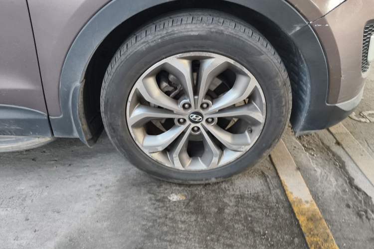 Used Hyundai Santa Fe  Right Front Wheel Hub