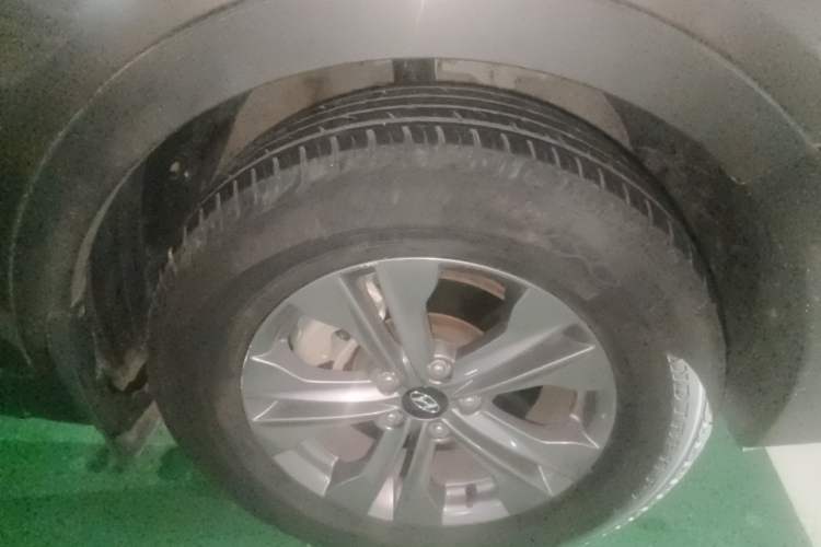 Used Hyundai Santa Fe 2013 2.4L Automatic 2WD Comfort Edition Right Front Wheel Hub