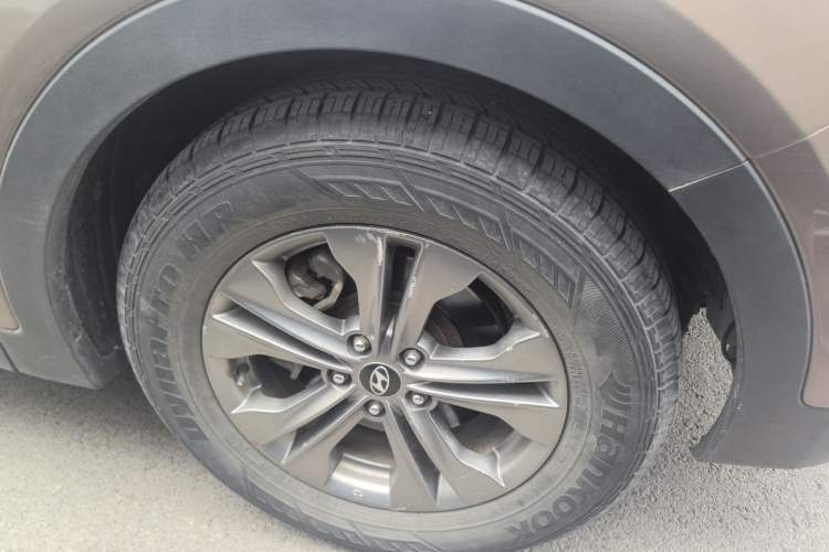 Used Hyundai Santa Fe 2013 2.4L Automatic 4x4 Smart Version Right Front Wheel Hub