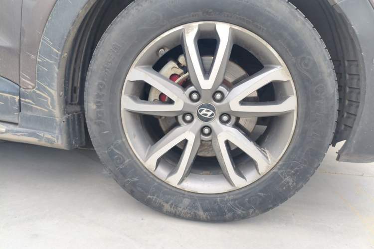Used Hyundai Santa Fe 2013 2.0T Automatic All-Wheel Drive Top Trim Right Front Wheel Hub