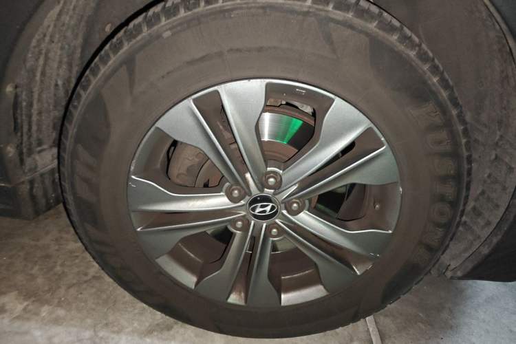 Used Hyundai Santa Fe 2013 2.4L Automatic 2WD Comfort Edition Right Front Wheel Hub