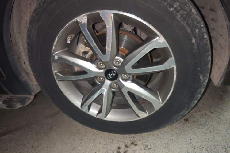 Used Hyundai Santa Fe 2013 2.0T Automatic All-Wheel Drive Top Trim Right Front Wheel Hub