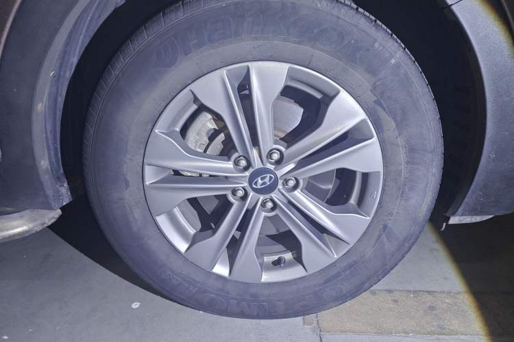 Used Hyundai Santa Fe 2013 2.4L Automatic 4x4 Prestige Edition Right Front Wheel Hub