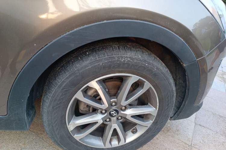 Used Hyundai Santa Fe 2013 2.4L Automatic 4x4 Prestige Edition Right Front Wheel Hub