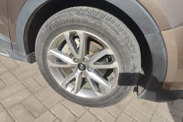 Used Hyundai Santa Fe 2013 Revised Version 2.4L Automatic All-Wheel Drive Luxury Trim Right Front Wheel Hub