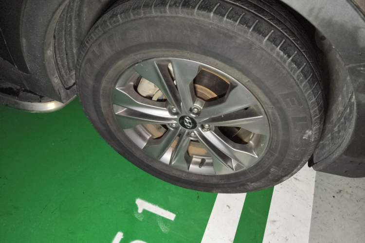 Used Hyundai Santa Fe 2013 2.4L Automatic Two-Wheel Drive Smart Version Right Front Wheel Hub